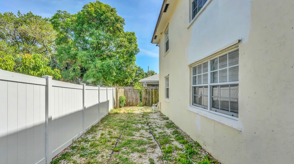 More Photos Of 715 Washington Ave, Lake Worth Apartments For Sale