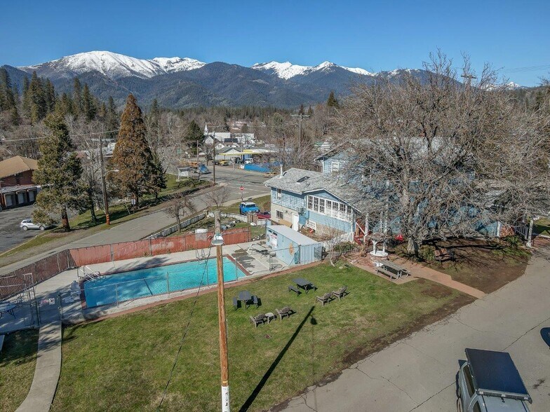 More Photos Of 718 Main St, Weaverville Hotel For Sale