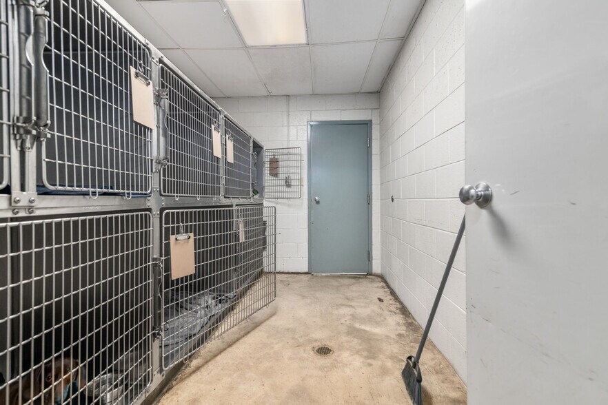 More Photos Of 3431 Waterlick Rd, Lynchburg Veterinarian Kennel For Sale