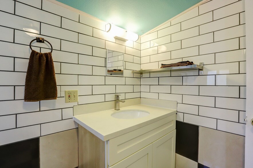 More Photos Of 212 Main St, Sierra City Hotel For Sale