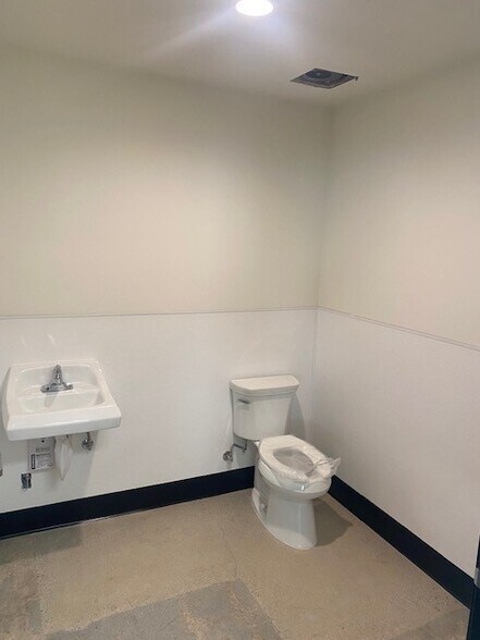 More Photos Of 8030 Freestone Ave, Santa Fe Springs Manufacturing For Lease