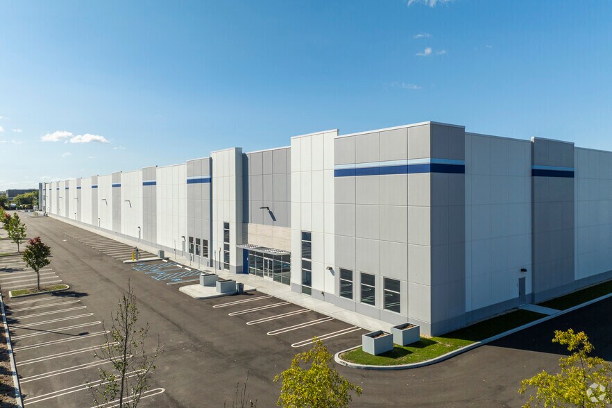 More Photos Of 125 New South Rd, Hicksville Warehouse For Lease