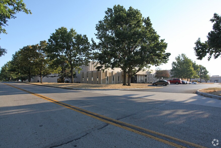More Photos Of 10707-10715 NW Airworld Dr, Kansas City Warehouse For Lease