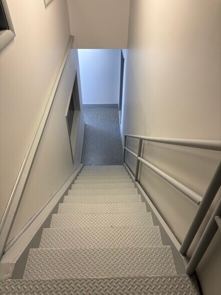 More Photos Of 5513 N Oxford St, Indianapolis Service For Lease