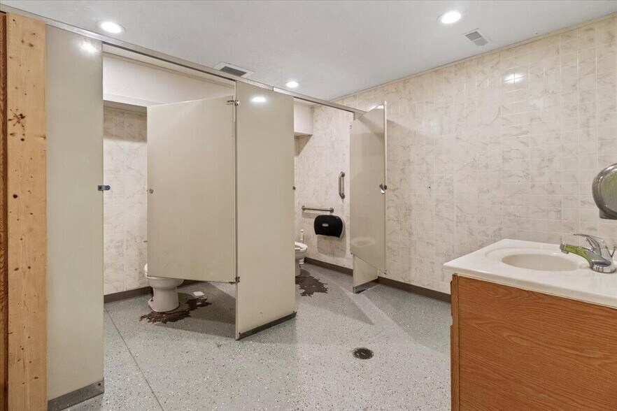 More Photos Of 1649 W US Highway 160, West Plains Skating Rink For Sale
