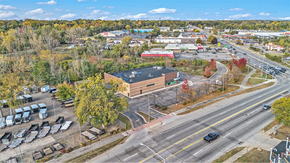 More Photos Of 3273 W Huron St, Waterford Drugstore For Lease