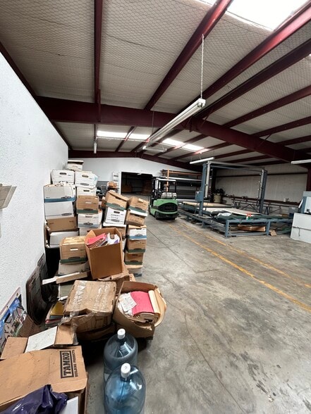More Photos Of 440 N Broadway St, Joshua Manufacturing For Lease