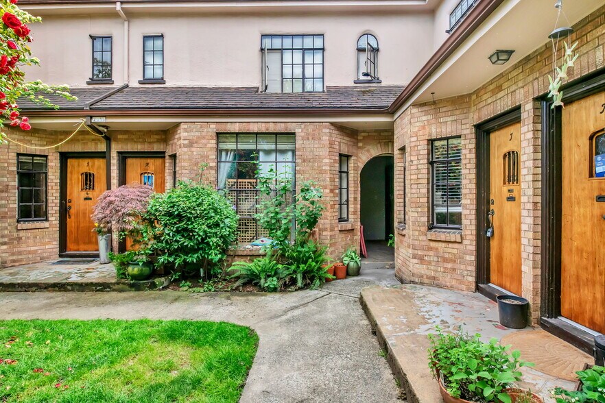 More Photos Of 2336 NW Pettygrove St, Portland Apartments For Sale