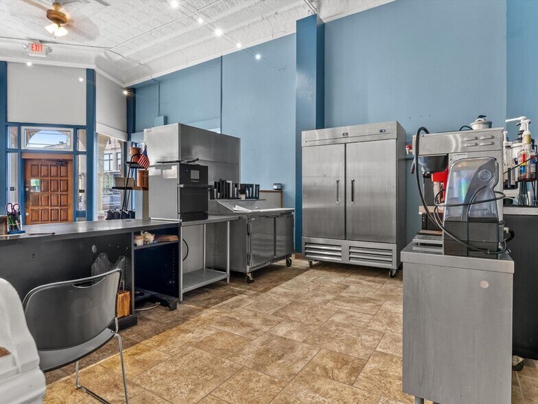More Photos Of 921-931 8th St, Manitowoc Office For Sale