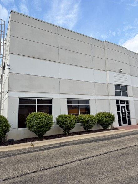 Primary Photo Of 1300 Lakeview Dr, Romeoville Warehouse For Lease