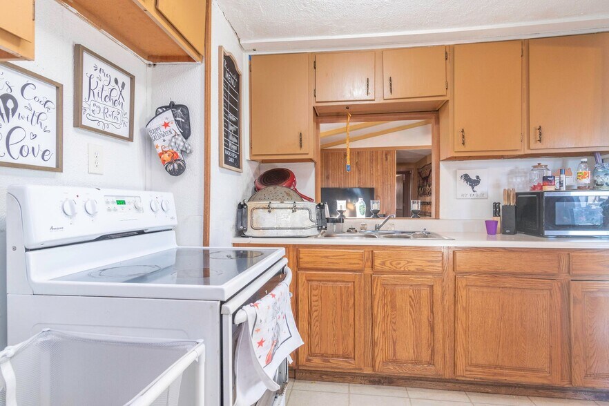 More Photos Of 14617 Kettlersville Rd, Wapakoneta Light Distribution For Sale