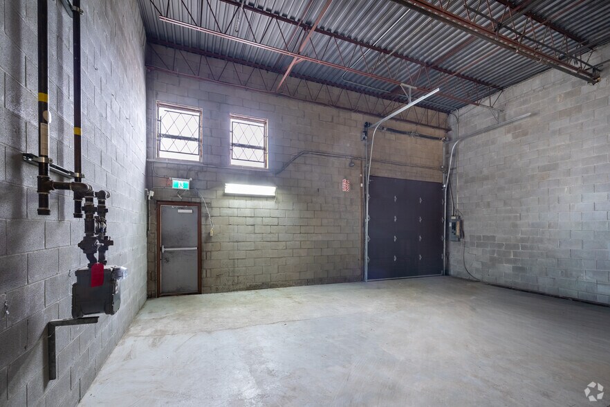 More Photos Of 1100-1240 Rue Beaulac, Montréal Showroom For Lease