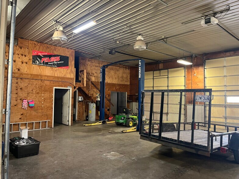 More Photos Of 828 Commercial St, Marshfield Auto Repair For Sale