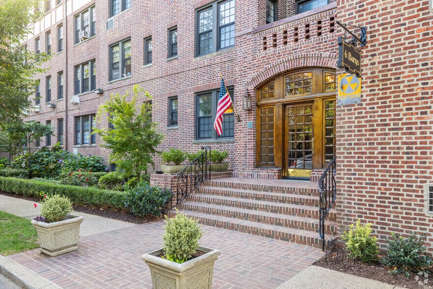 More Photos Of 6 Burns St, Forest Hills Apartments For Lease