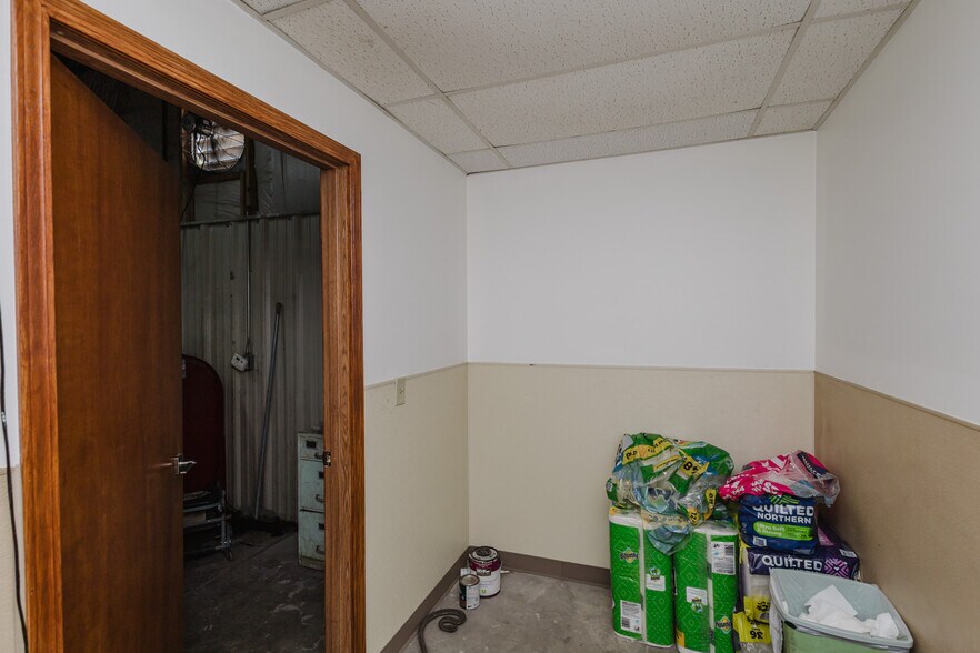 More Photos Of 2555 N Market St, Wichita Auto Repair For Sale