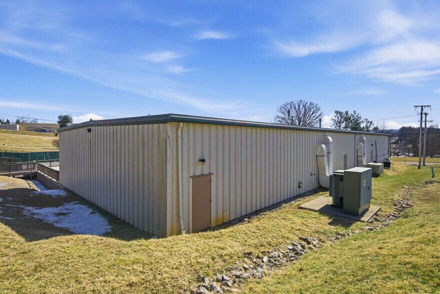 More Photos Of 77 Scattergood Dr NW, Christiansburg Warehouse For Lease