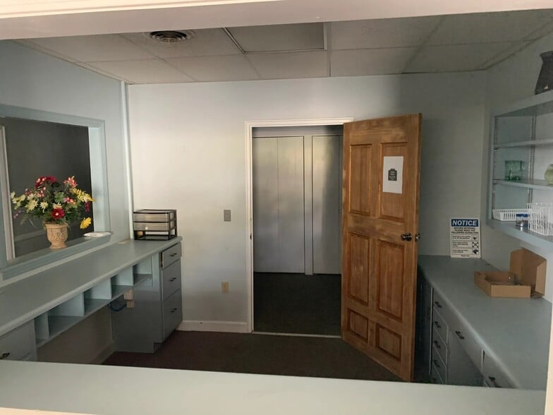 More Photos Of 727–729 Anderson St., Belton General Retail For Lease