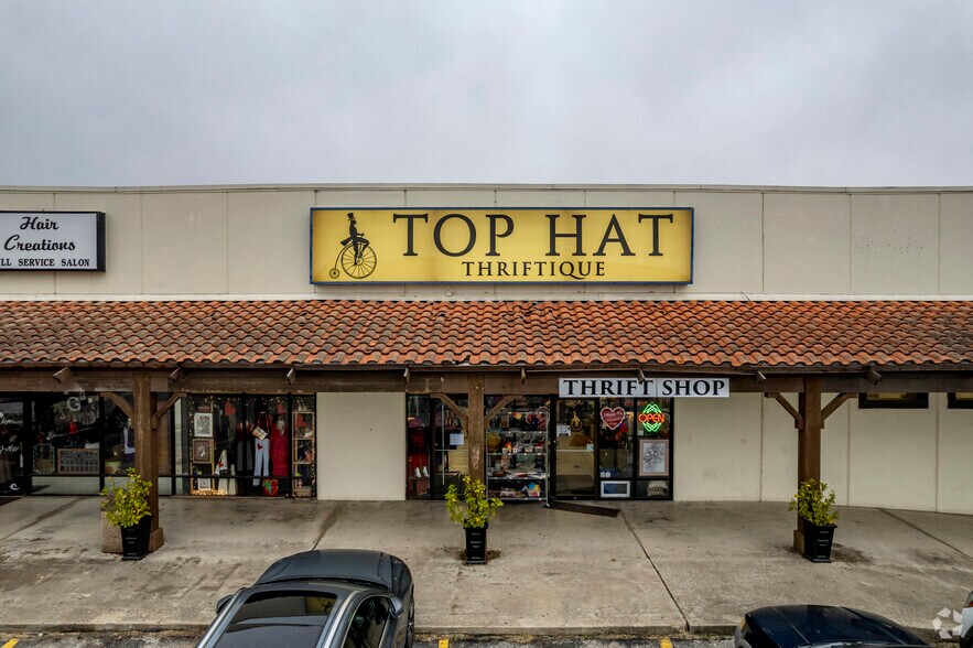 More Photos Of 540 10th St, Floresville Storefront For Lease