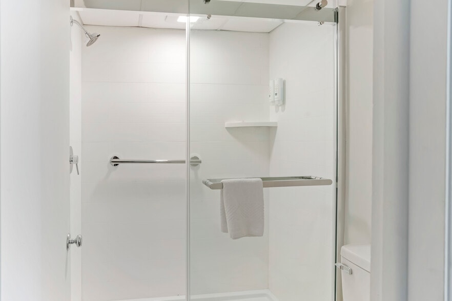 More Photos Of 170 Eastbrook Rd, Smoketown Hotel For Sale