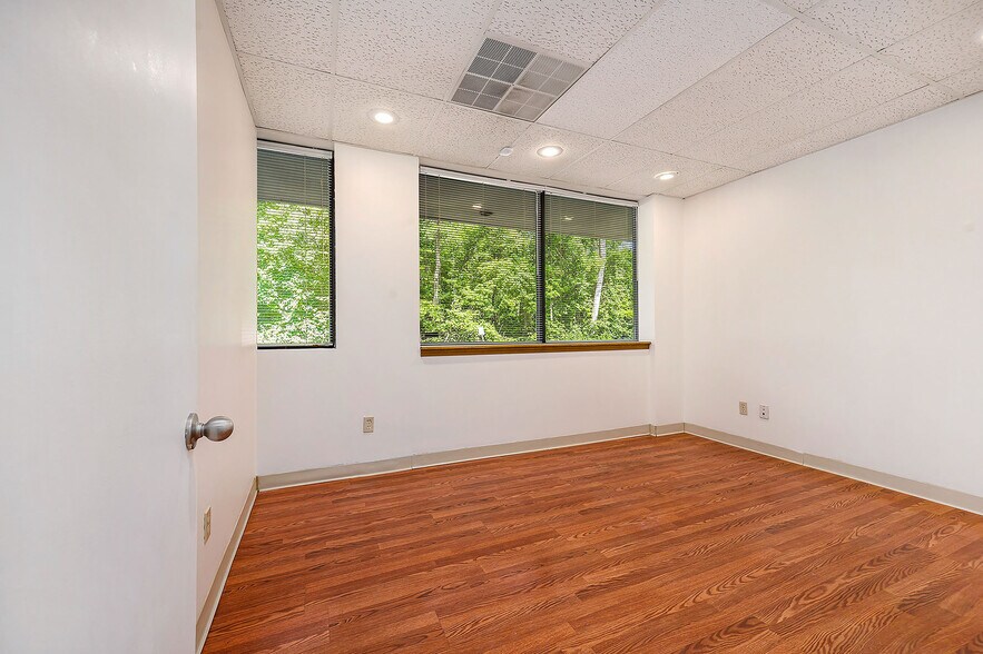 More Photos Of 5950 N Oak Tfwy, Kansas City Office For Sale