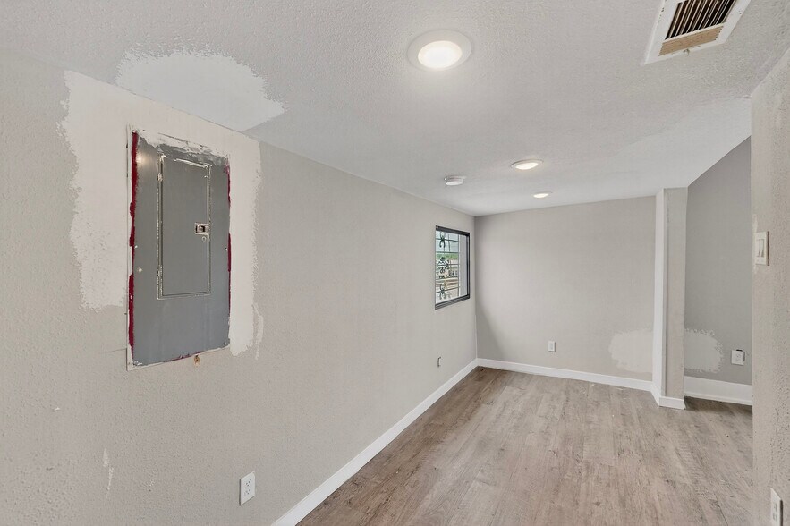 More Photos Of 3818 S Lancaster Rd, Dallas Showroom For Lease