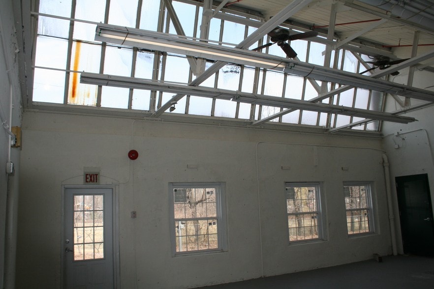 More Photos Of 210-211 Cottage St, Poughkeepsie Warehouse For Lease