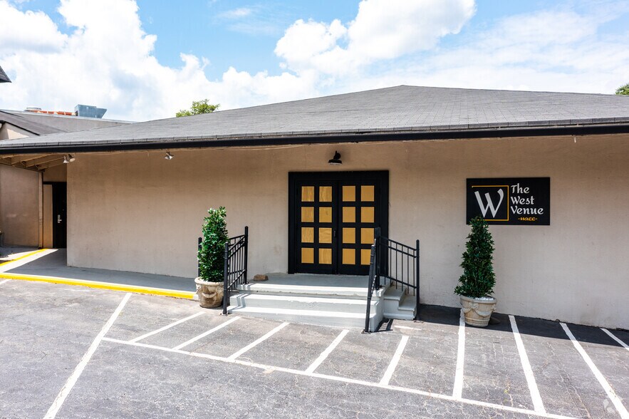 More Photos Of 1710 Defoor Ave NW, Atlanta Showroom For Lease