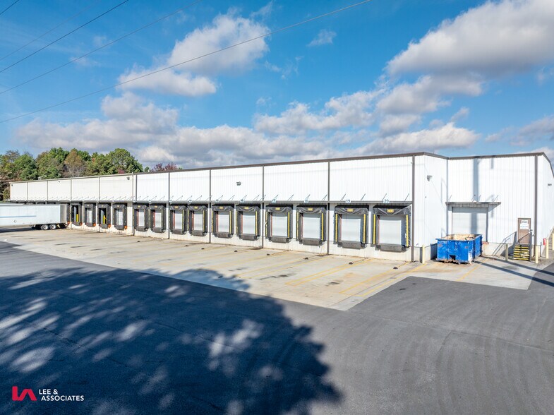 More Photos Of 309 Cash Memorial Blvd, Forest Park Distribution For Lease