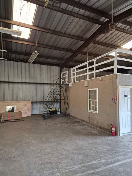 More Photos Of 701 E Pine St, Edgewood Flex For Lease