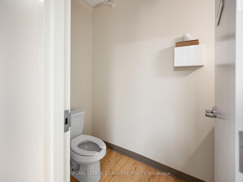 More Photos Of 1560 Queen St W, Toronto Storefront Retail Office For Lease