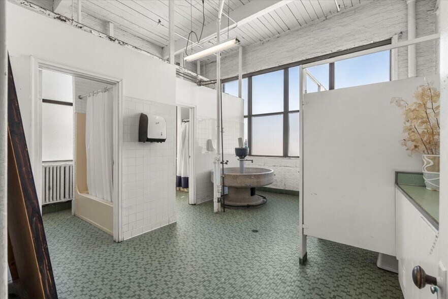 More Photos Of 2000 Brooklyn St, Detroit Warehouse For Lease