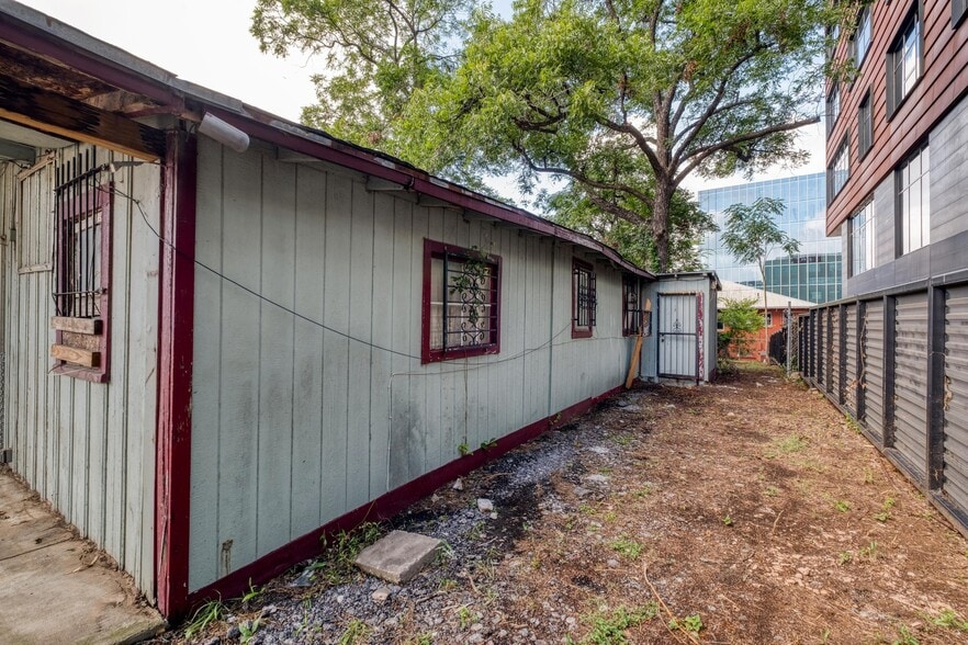 More Photos Of 911 E 6th St, Austin Freestanding For Sale