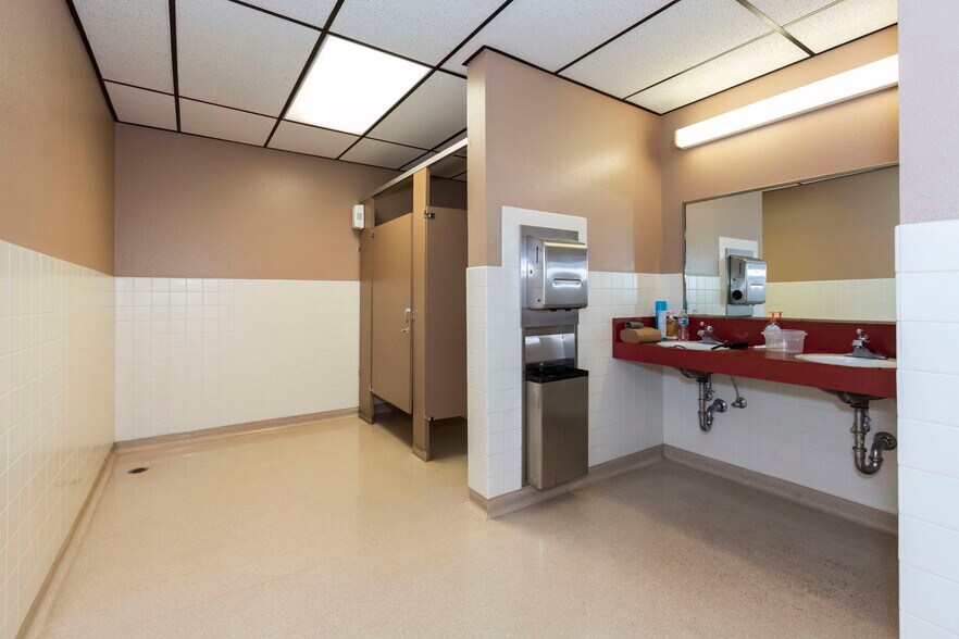 More Photos Of 873-875 6th St, Bremerton Bank For Lease