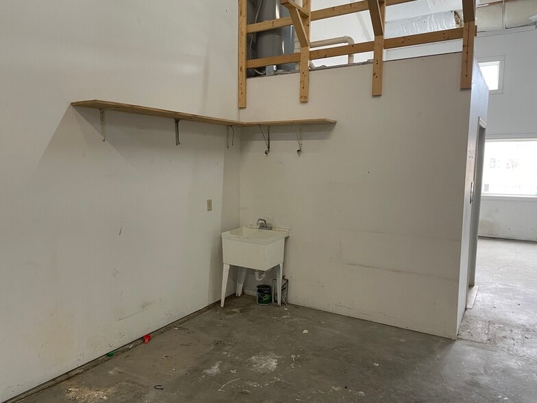 More Photos Of 701 River Dr S, Great Falls Light Distribution For Lease