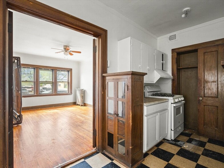More Photos Of 204 S 6th St, Rockford Apartments For Sale