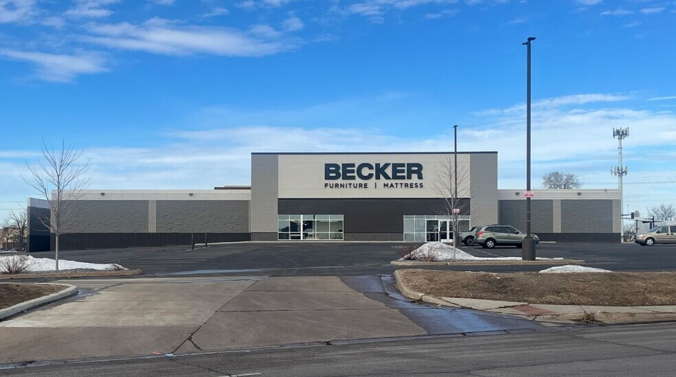 Primary Photo Of 1852 County Road D E, Maplewood Freestanding For Lease