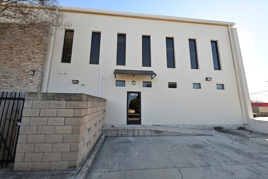 More Photos Of 8200 Windway Dr, Windcrest Medical For Lease