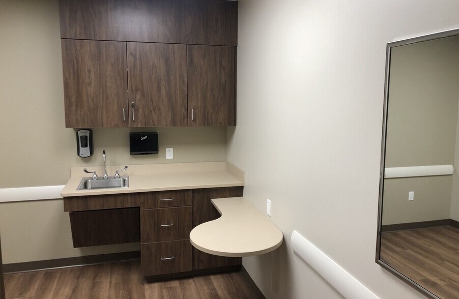 More Photos Of 2020 Hospital Dr, Windom Healthcare For Sale