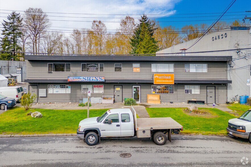 More Photos Of 301-323 Lynn Av, North Vancouver Warehouse For Lease