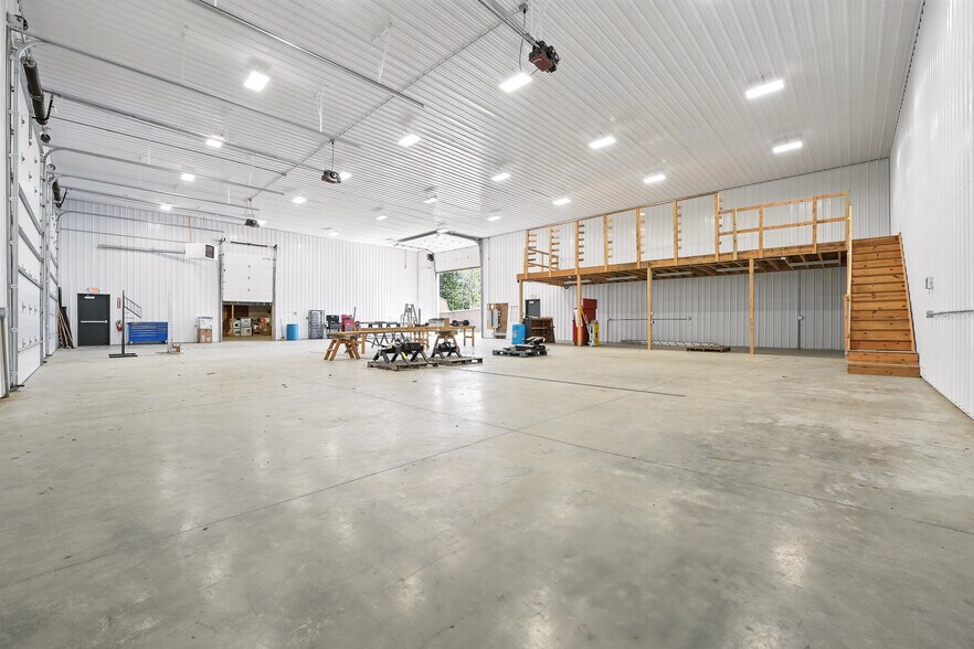 More Photos Of 4487 Sr 8, Titusville Showroom For Sale