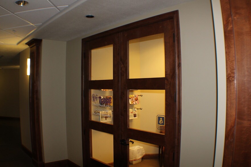 More Photos Of 2620 Commercial Way, Rock Springs Medical For Lease