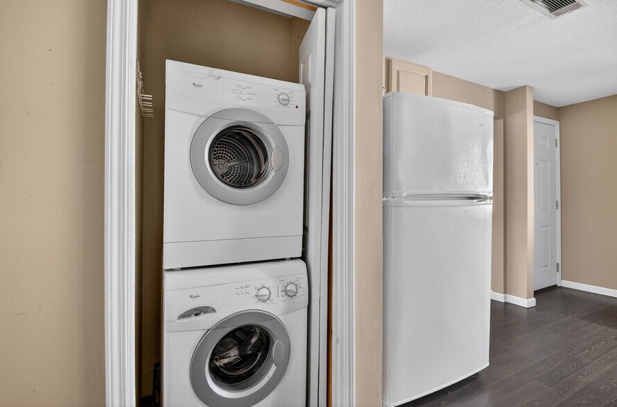 More Photos Of 240 W Main St, Blue Ridge Office For Sale