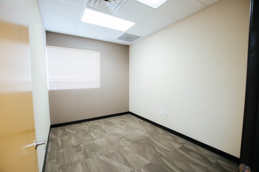 More Photos Of 9870 N Gateway Blvd, El Paso Office For Lease