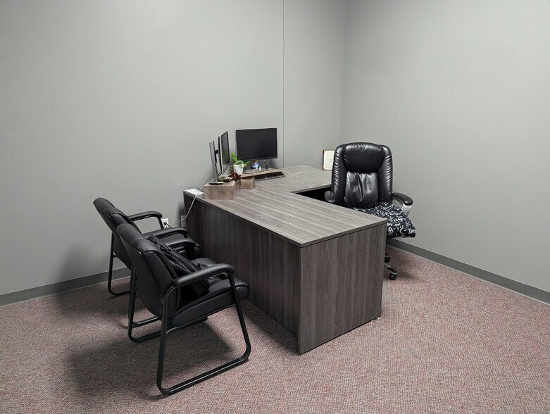 More Photos Of 2725-2819 100th St, Urbandale Storefront For Lease