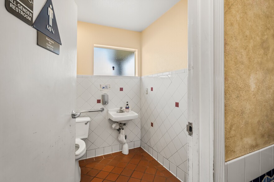 More Photos Of 1936 W 17th St, Santa Ana Restaurant For Sale