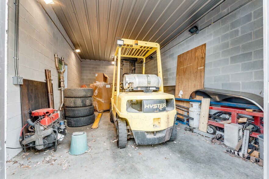 More Photos Of 2050 Winners Dr, Fairmont Auto Repair For Sale
