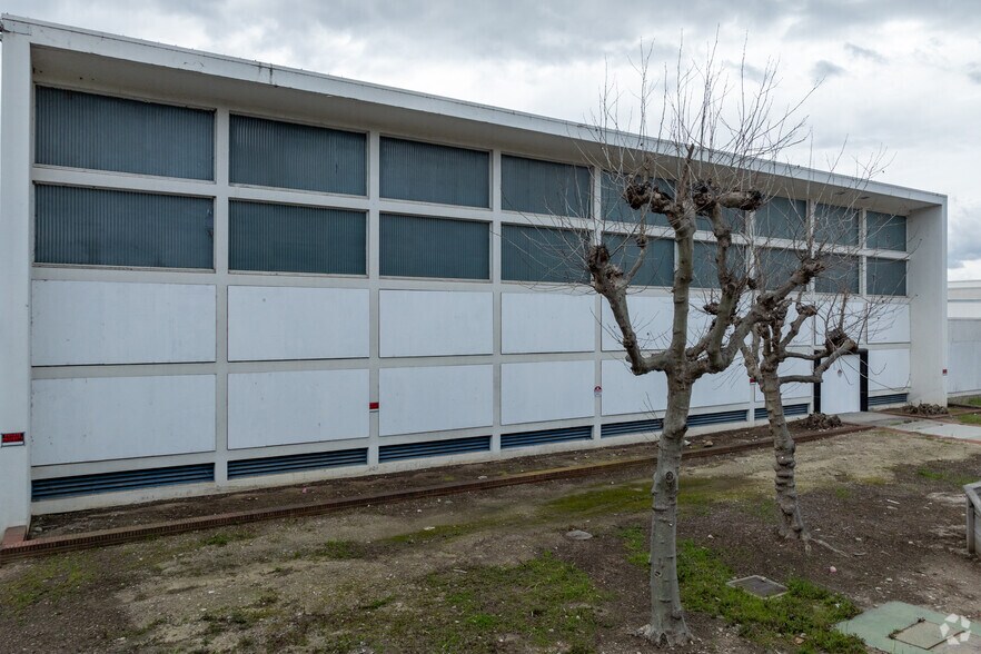 More Photos Of 2940 E Foothill Blvd, Pasadena Research And Development For Sale