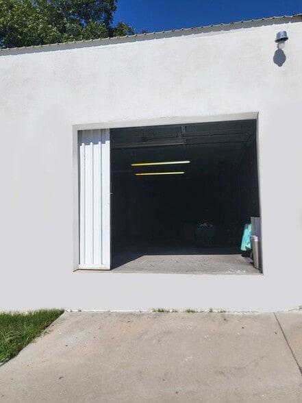 More Photos Of 2519 E 5th St, Austin Warehouse For Lease