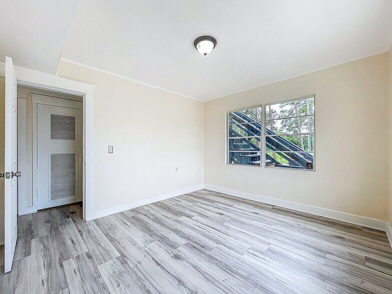 More Photos Of 301 N US Highway 41, Ruskin Office Residential For Lease