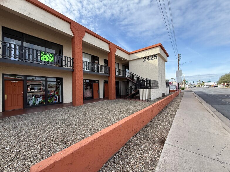 More Photos Of 2425 E Thomas Rd, Phoenix Office For Lease